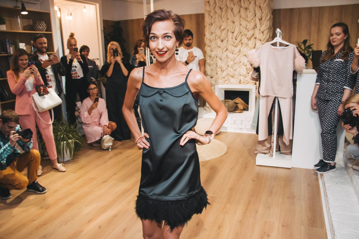 Мирослава Ульянина примерила на себе несколько образов из пижамной коллекции 2019 Мирослава Ульянина примерила на себе несколько образов из пижамной коллекции 2019