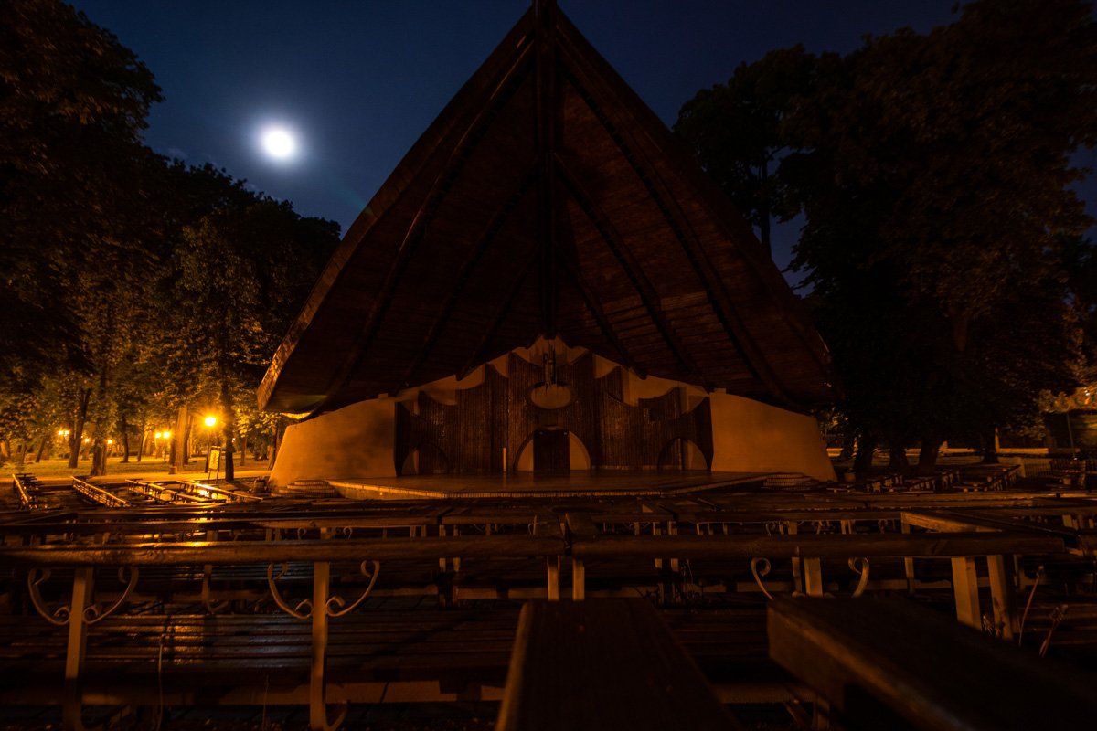 Наступает ночь, и город пустеет ровно так же, как и этот амфитеатр в Мариинском парке