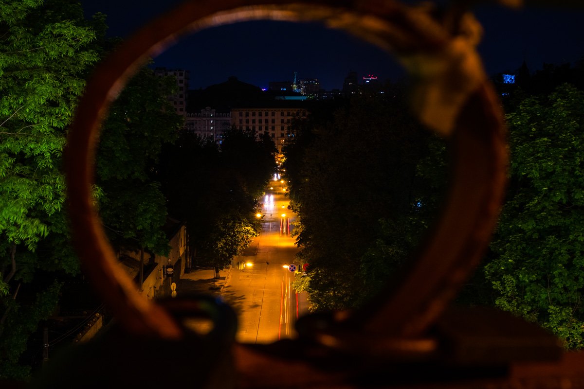 И пусть улицы вокруг все еще шумят и суетятся - их можно просто окружить, изолировать