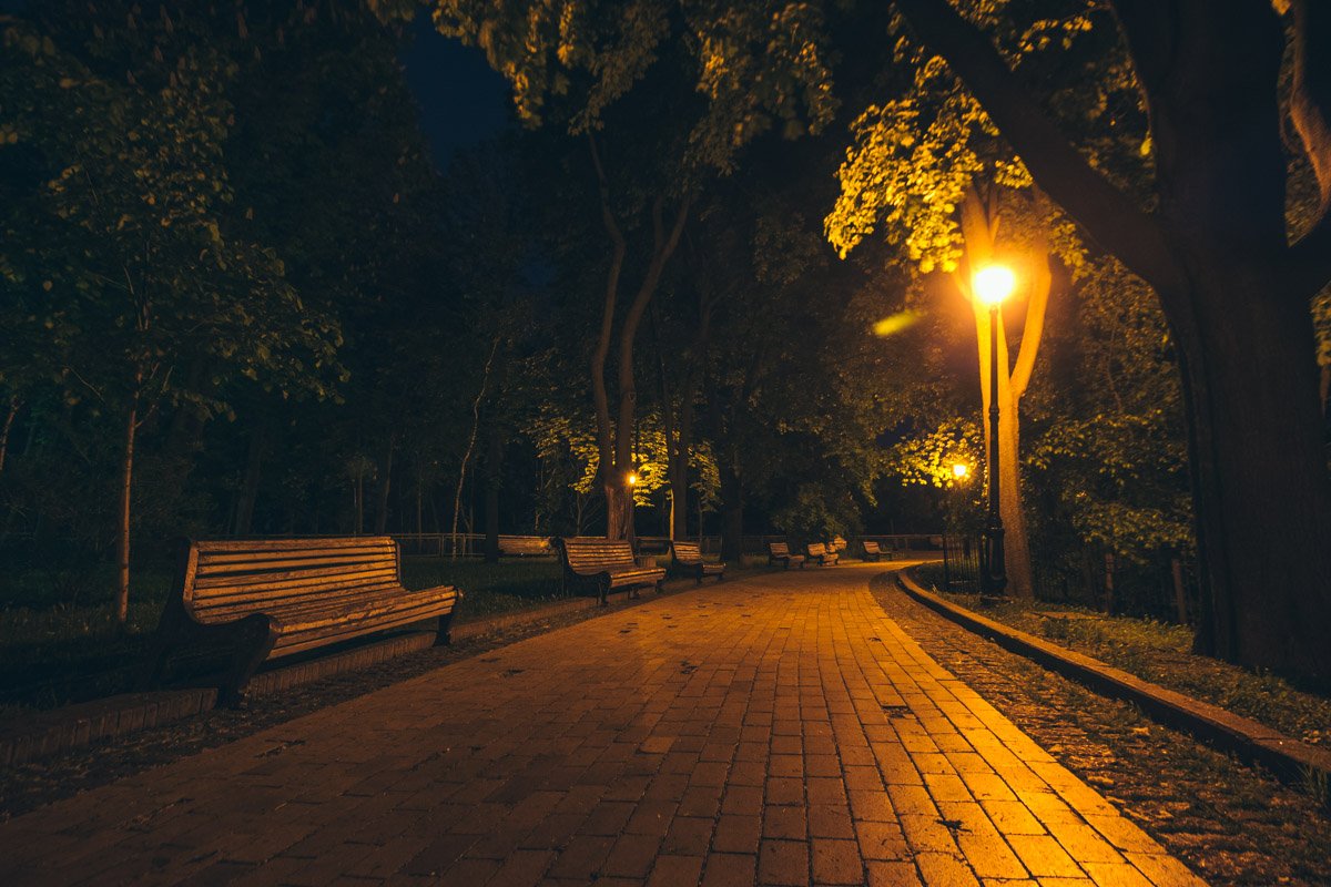 Хочешь - гуляй по безлюдным улицам-аллеям, предаваясь меланхолии