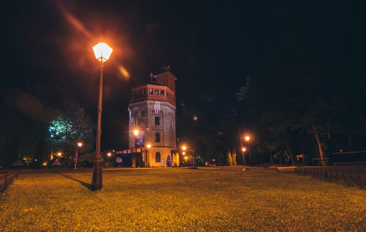 Вместо этого можно сесть или лечь на лучшем из всех возможных ковре - зеленом