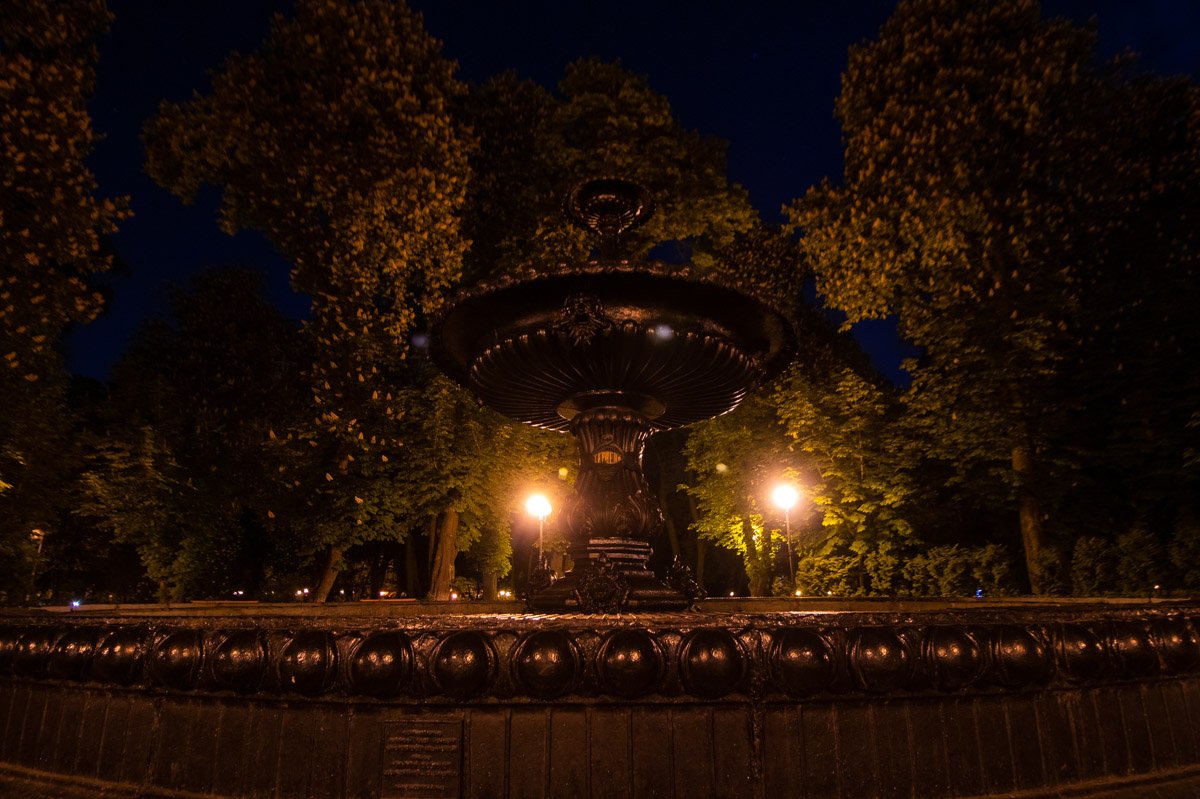 А можно отпустить свою фантазию,и отправиться гулять не на другую аллею, а в другой век