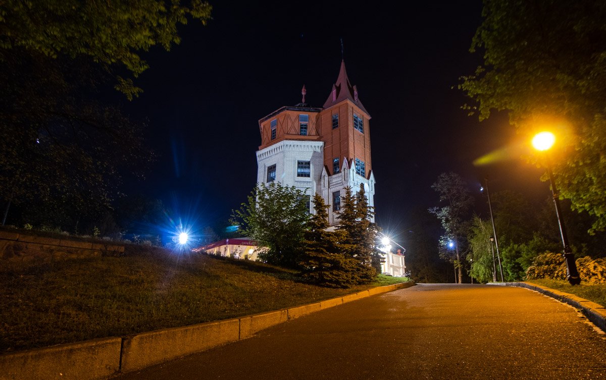 К тому же здесь и сейчас этому способствует все - и стиль зданий