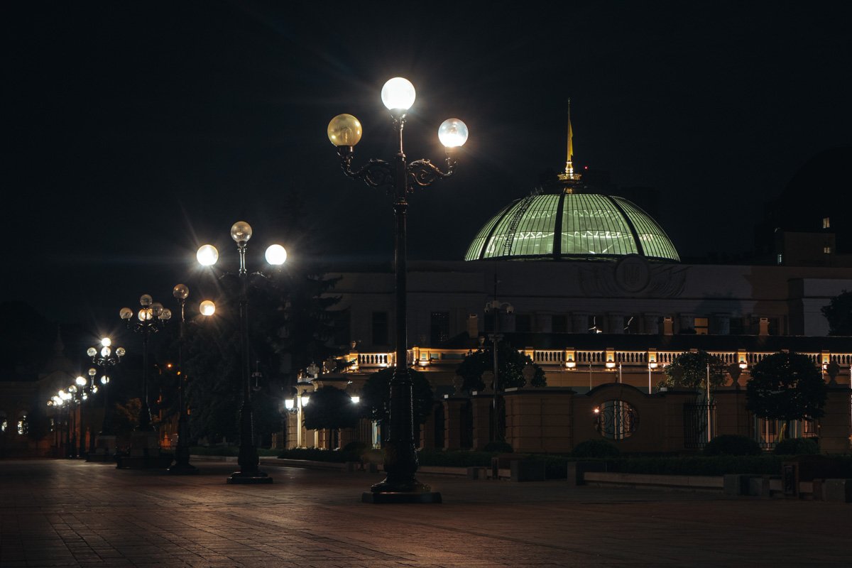 И какой-то слишком уж мягкий для электрического свет фонарей