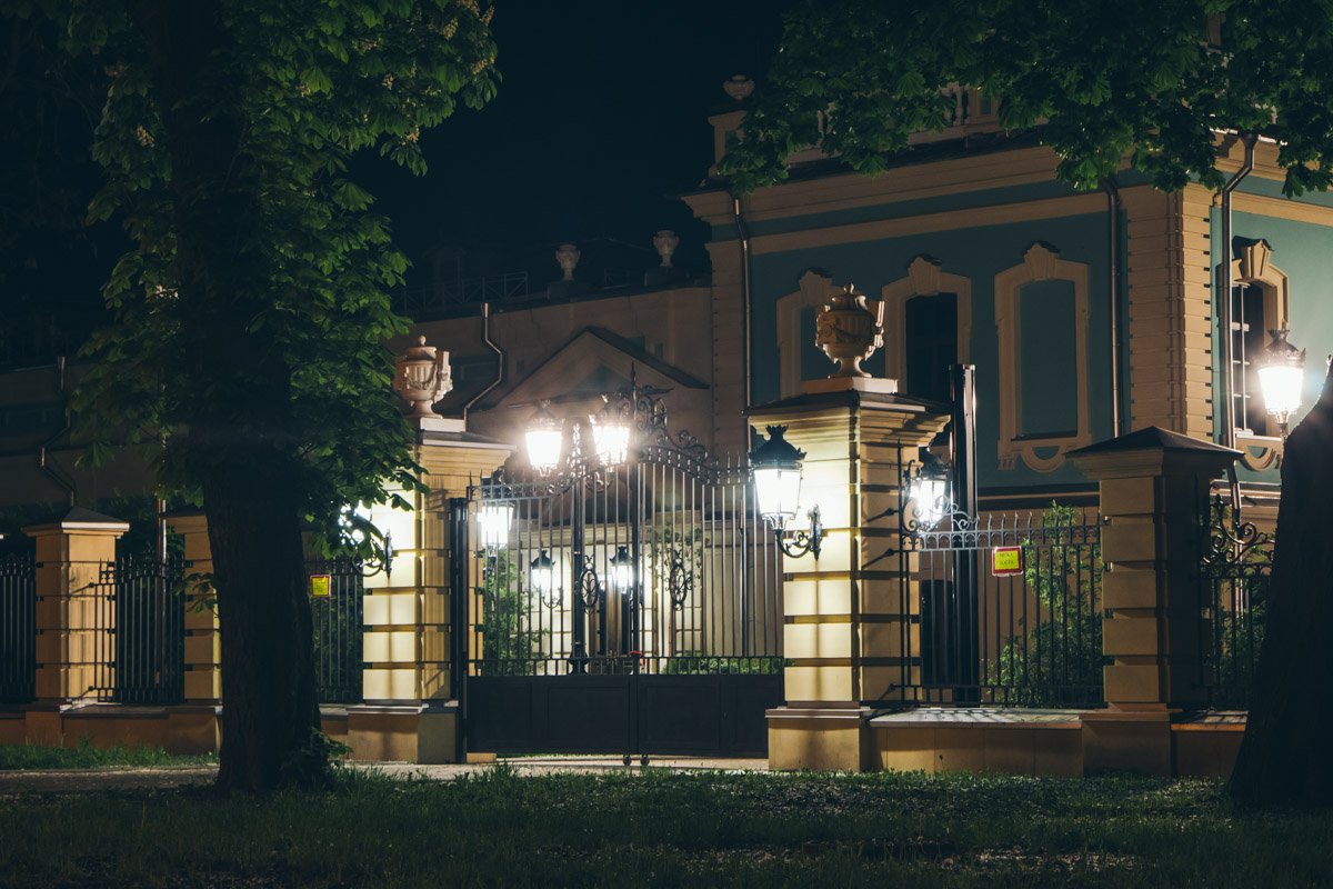 Все это вместе рождает такую картину - и совсем нетрудно дорисовать карету, выезжающую из ворот дворца