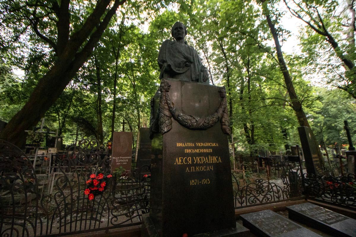 Здесь похоронены немало выдающихся творческих, спортивных и политических деятелей Здесь похоронены немало выдающихся творческих, спортивных и политических деятелей