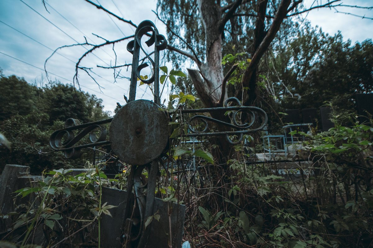 Однако в нескольких шагах от места упокоения выдающейся поэтессы можно найти и такую картину Однако в нескольких шагах от места упокоения выдающейся поэтессы можно найти и такую картину