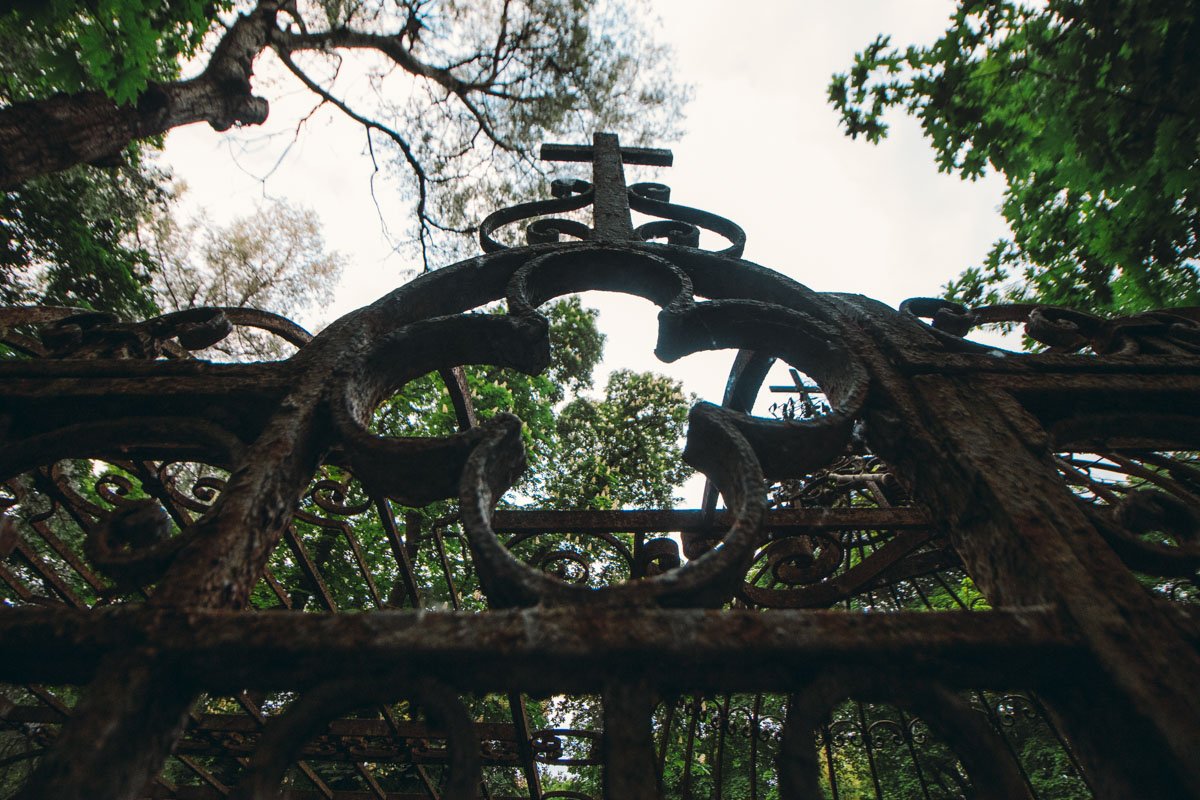 Однако странным образом даже такое запустение выглядит завораживающе и величественно Однако странным образом даже такое запустение выглядит завораживающе и величественно