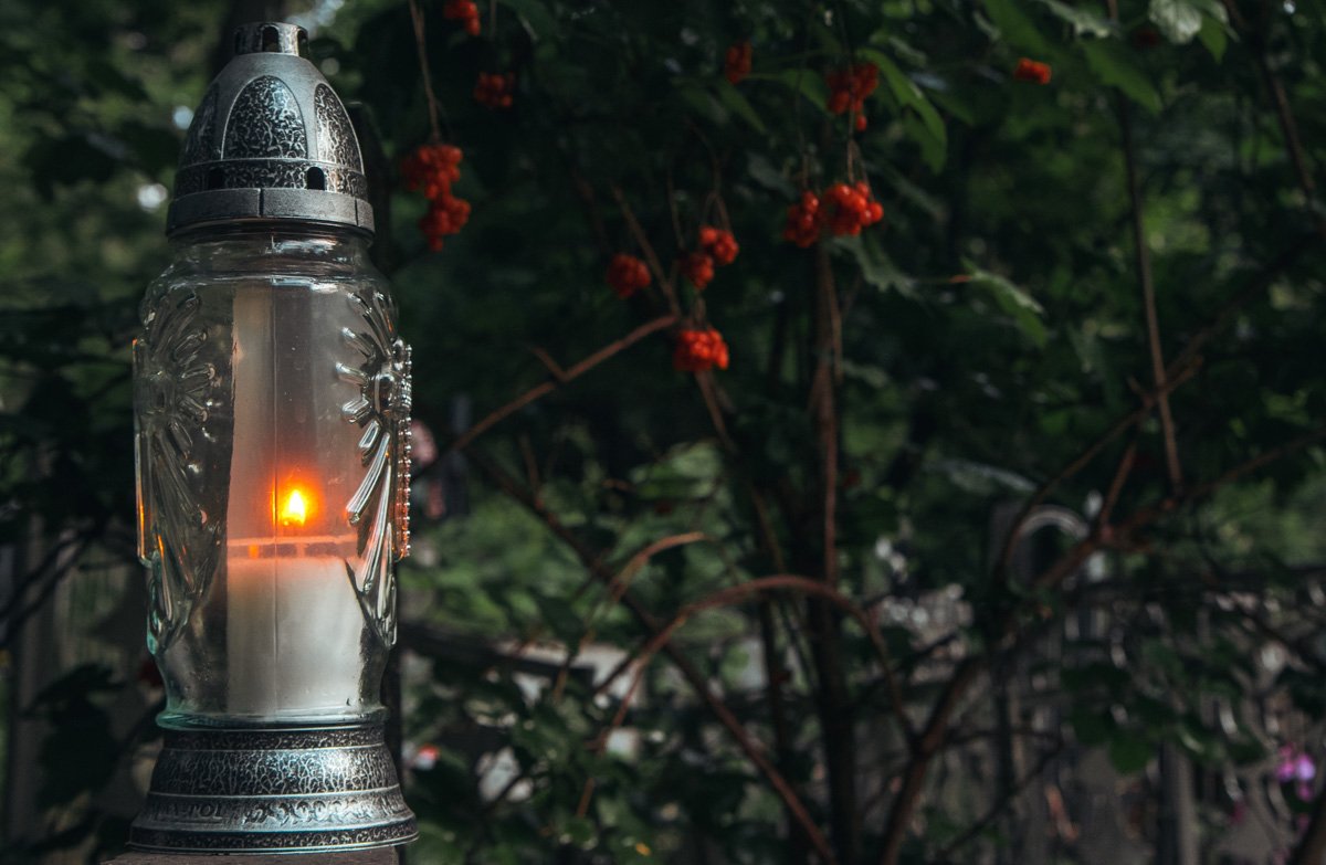 В более "обжитых" и ухоженных частях кладбища можно встретить такие лампады - они являются хорошим источником света когда солнце не в состоянии пробиться через кроны деревьев В более "обжитых" и ухоженных частях кладбища можно встретить такие лампады - они являются хорошим источником света когда солнце не в состоянии пробиться через кроны деревьев