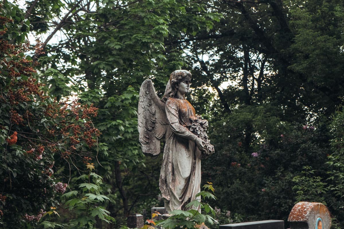 Символом "разности" может служить этот ангел - невероятно светлый, невзирая на явное запустение Символом "разности" может служить этот ангел - невероятно светлый, невзирая на явное запустение