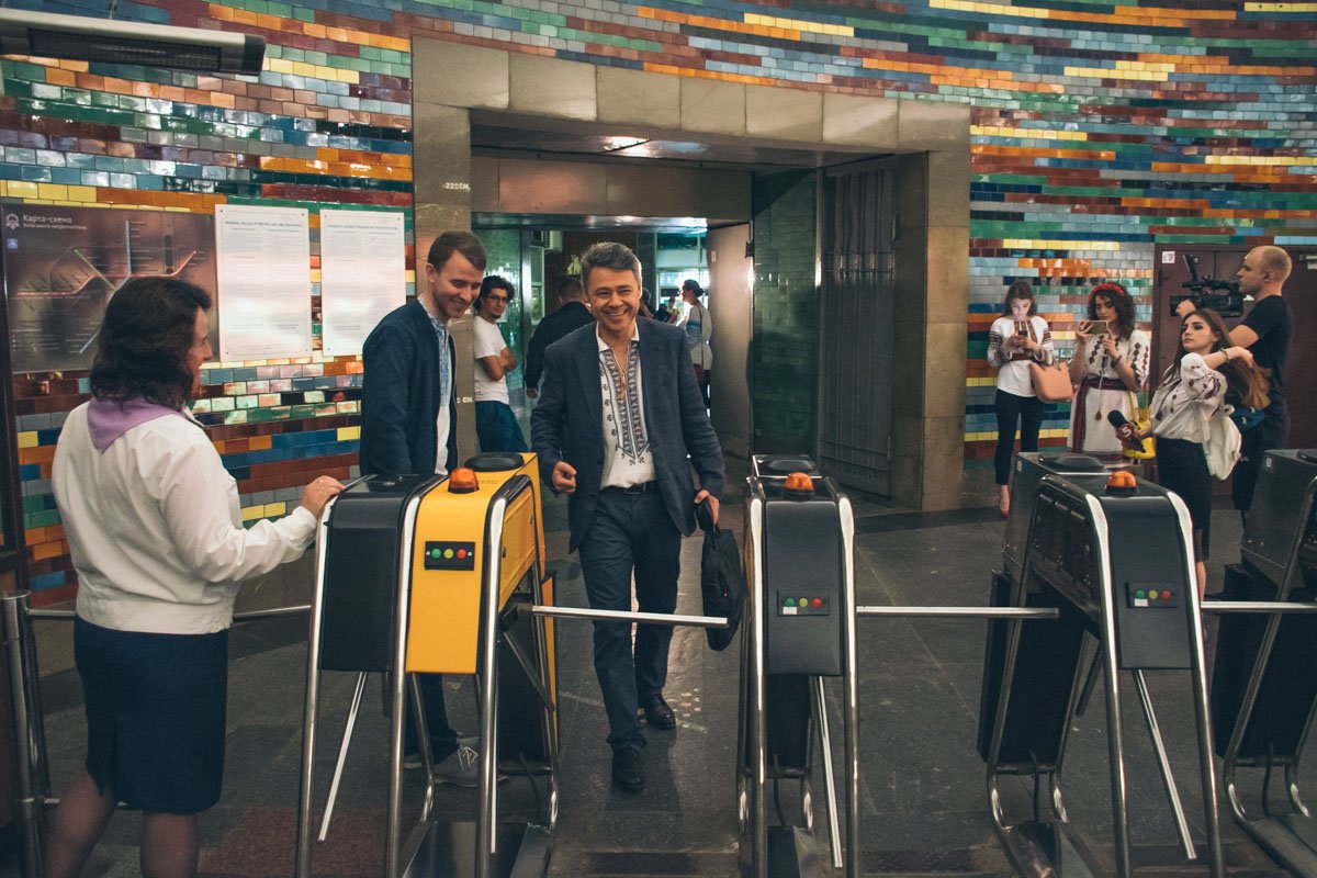 Пассажиры в вышиванках будут платить за вход в метро в 2019 году, хотя в 2018 проходили в подземку бесплатно 