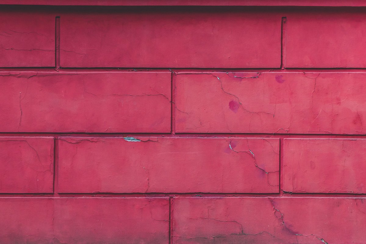 Фасад здания в некоторых местах пошел трещинами 