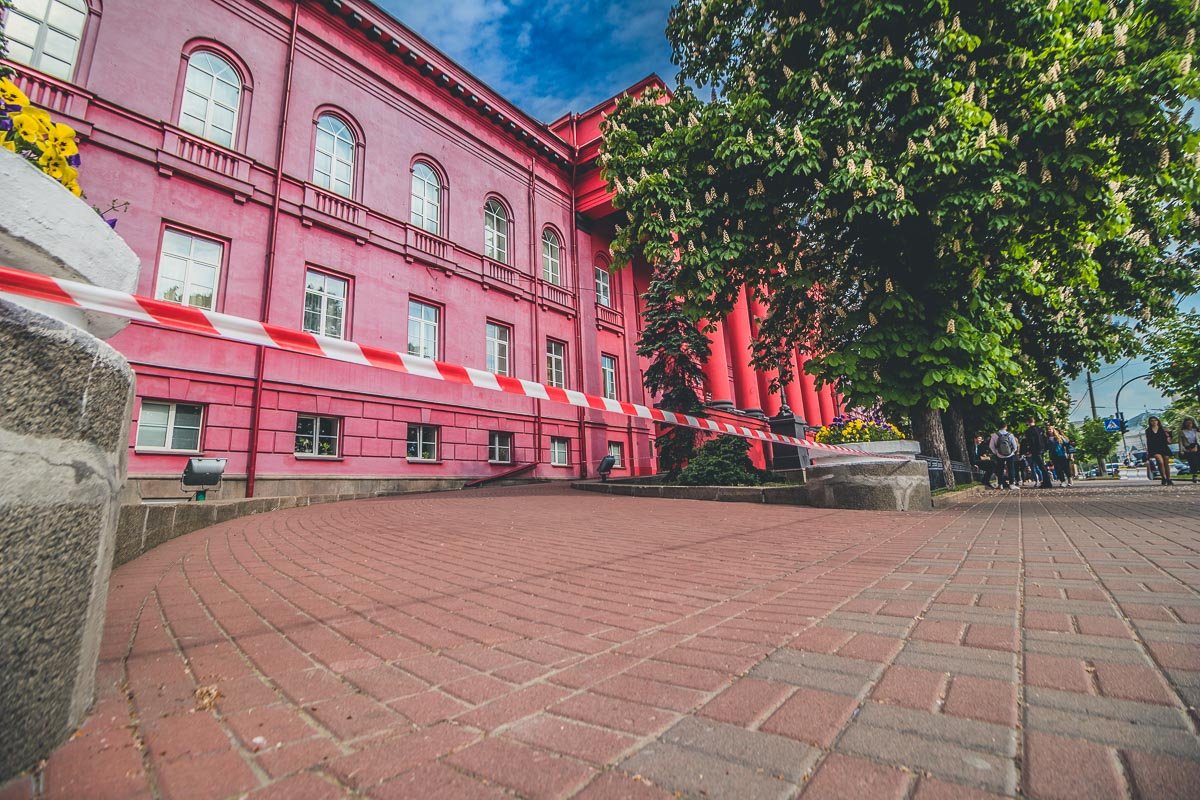 Часть придомовой территории уже перекрыли в связи с началом ремонта 