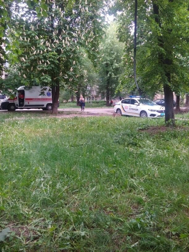 В помещении работают правоохранители, взрывотехники и кинологи 