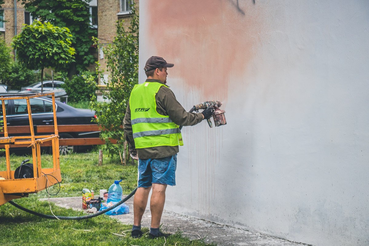  Рисуют мурал участники арт-сообщества Kailas-V