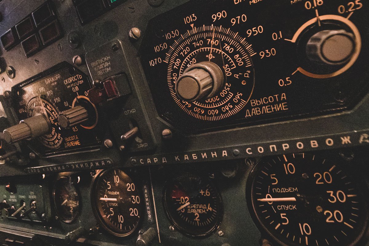 Тренажер внутри представляет собой макет кабины самолета Тренажер внутри представляет собой макет кабины самолета