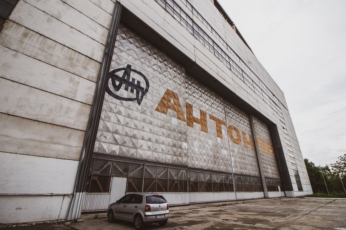 Выездные ворота из цеха выглядят монументально Выездные ворота из цеха выглядят монументально