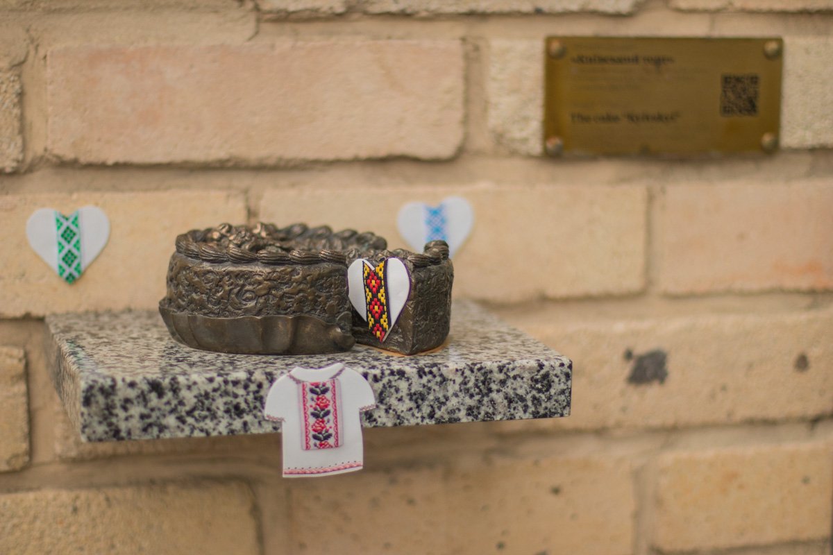 А вот так выглядит тортик после украшения А вот так выглядит тортик после украшения