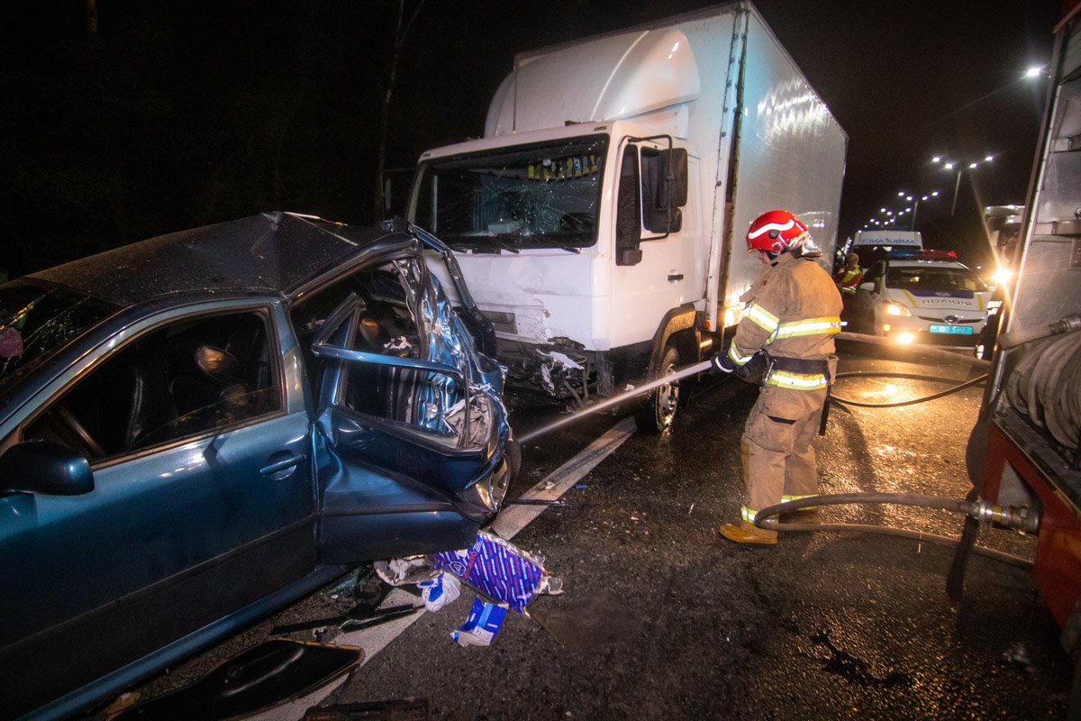Спасатели смыли топливо-масляные материалы с проезжей части