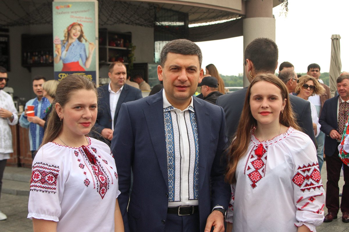 Владимир Гройсман приехал в вышиванке на Почтовую площадь Владимир Гройсман приехал в вышиванке на Почтовую площадь