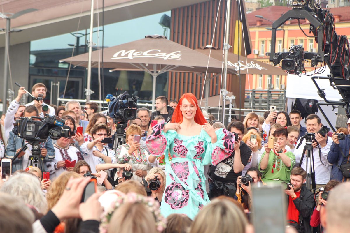 Кроме него, здесь собрались украинские звезды, такие как Светлана Тарабарова Кроме него, здесь собрались украинские звезды, такие как Светлана Тарабарова