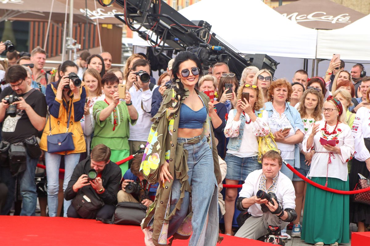 Анна Добрыднева прогулялась по подиуму и поддержала звездный флешмоб Анна Добрыднева прогулялась по подиуму и поддержала звездный флешмоб