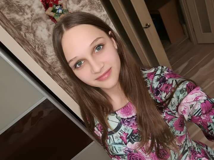 Насте на вид 16-17 лет, у нее две татуировки - ананас на ноге и сердечко на левой руке Насте на вид 16-17 лет, у нее две татуировки - ананас на ноге и сердечко на левой руке