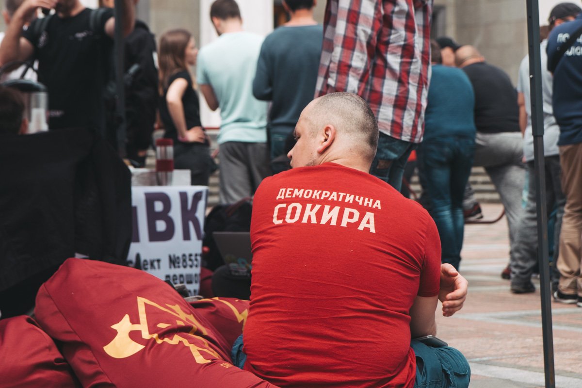 А все для того, чтобы в Раде рассмотрели законопроект о налоге на выведенный капитал