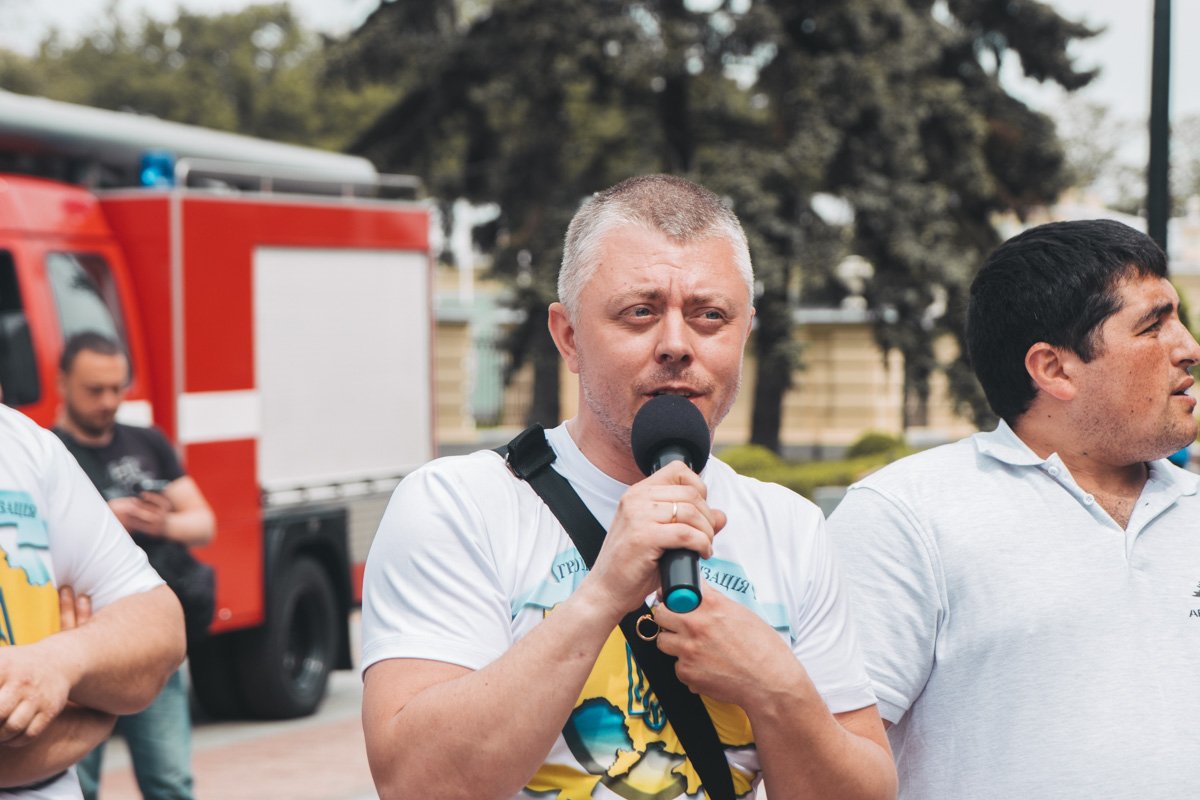 Ведут себя они достаточно агрессивно и настроены очень категорично