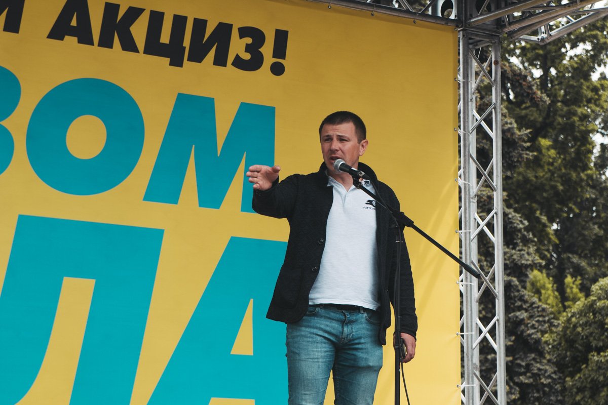 Они хотят выбить у властей еще немного времени для того, чтобы успеть растаможиться по новому закону и не получить штраф