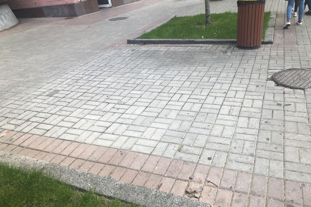 Нет, не кажется - пропали лавочки на Крещатике Нет, не кажется - пропали лавочки на Крещатике