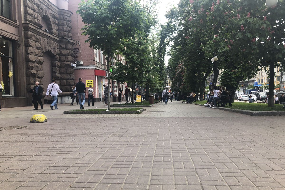 Те, что стоят вдоль улицы - стоят на месте, а те, что стояли поперек - убрали Те, что стоят вдоль улицы - стоят на месте, а те, что стояли поперек - убрали