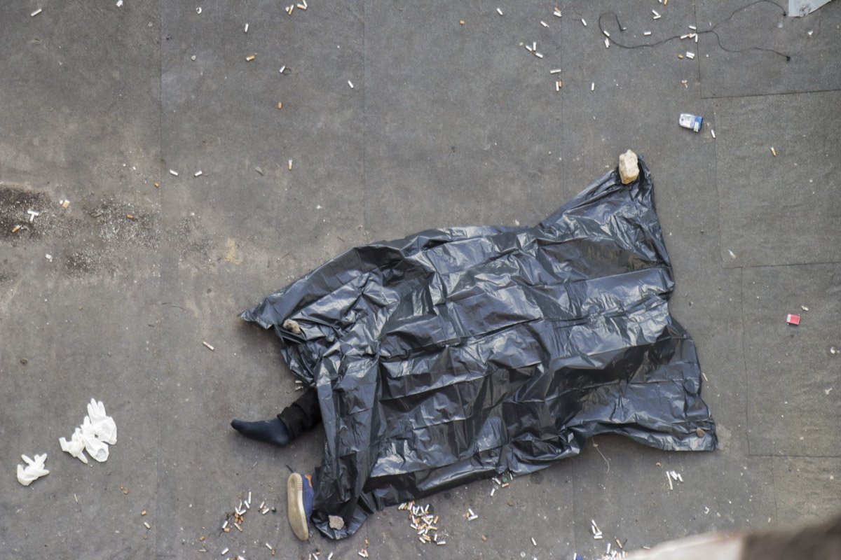 Подросток приземлился на козырек подъезда 