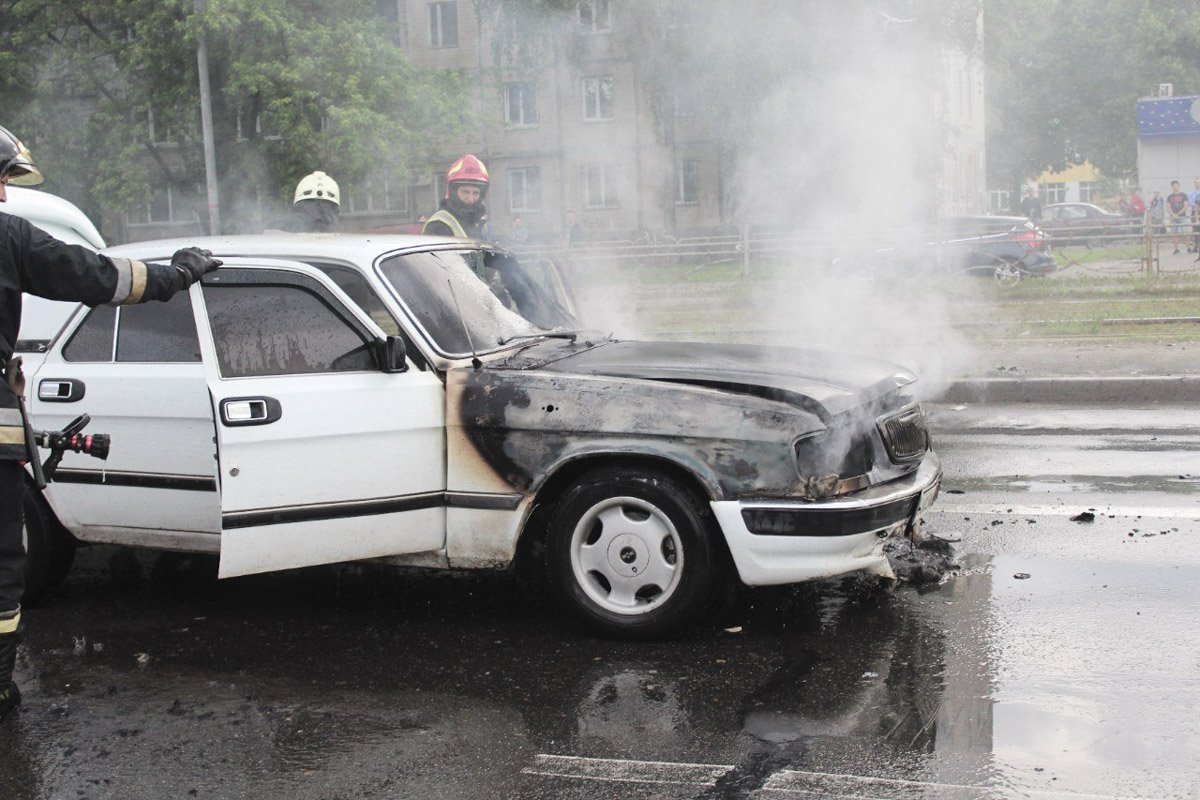 Предварительно, машина вспыхнула во время движения Предварительно, машина вспыхнула во время движения