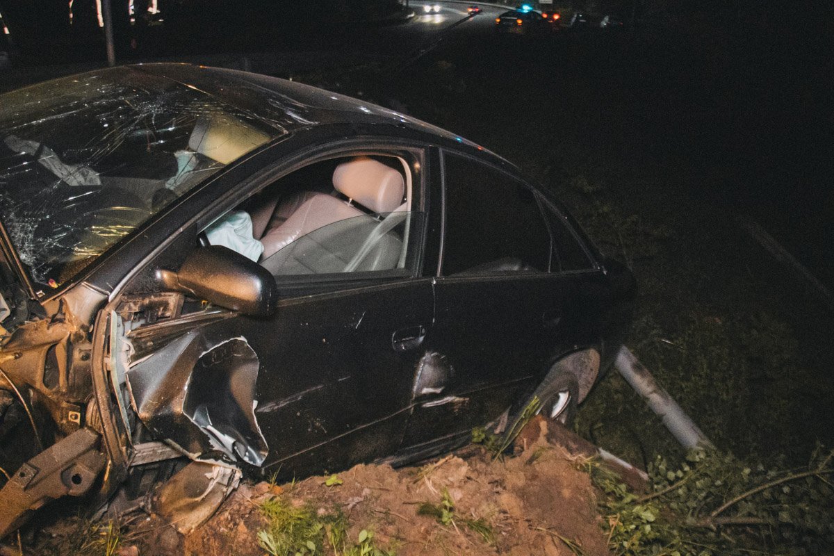 На въезде в Вышгород автомобиль Audi вылетел в кювет на большой скорости 