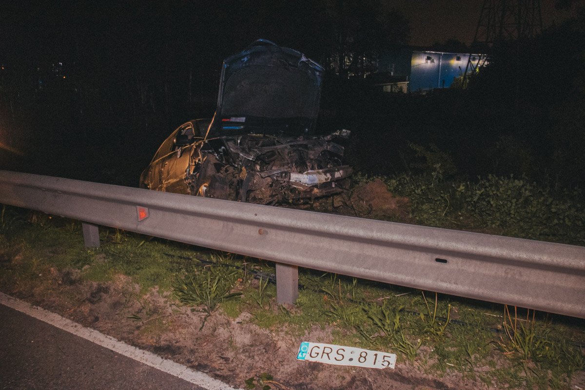 У авто полностью смята передняя часть 