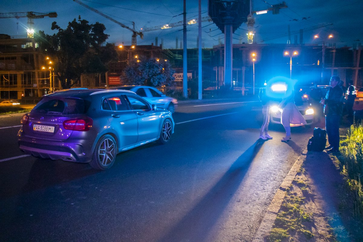 Возле Ocean Plaza девушка-водитель наехала на пешехода Возле Ocean Plaza девушка-водитель наехала на пешехода