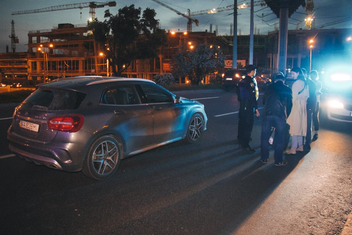 Мужчина перебегал дорогу в неположенном месте Мужчина перебегал дорогу в неположенном месте