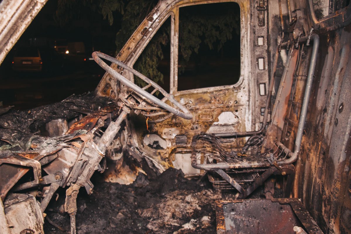 Салон авто выгорел полностью, но, к счастью, никто не пострадал 