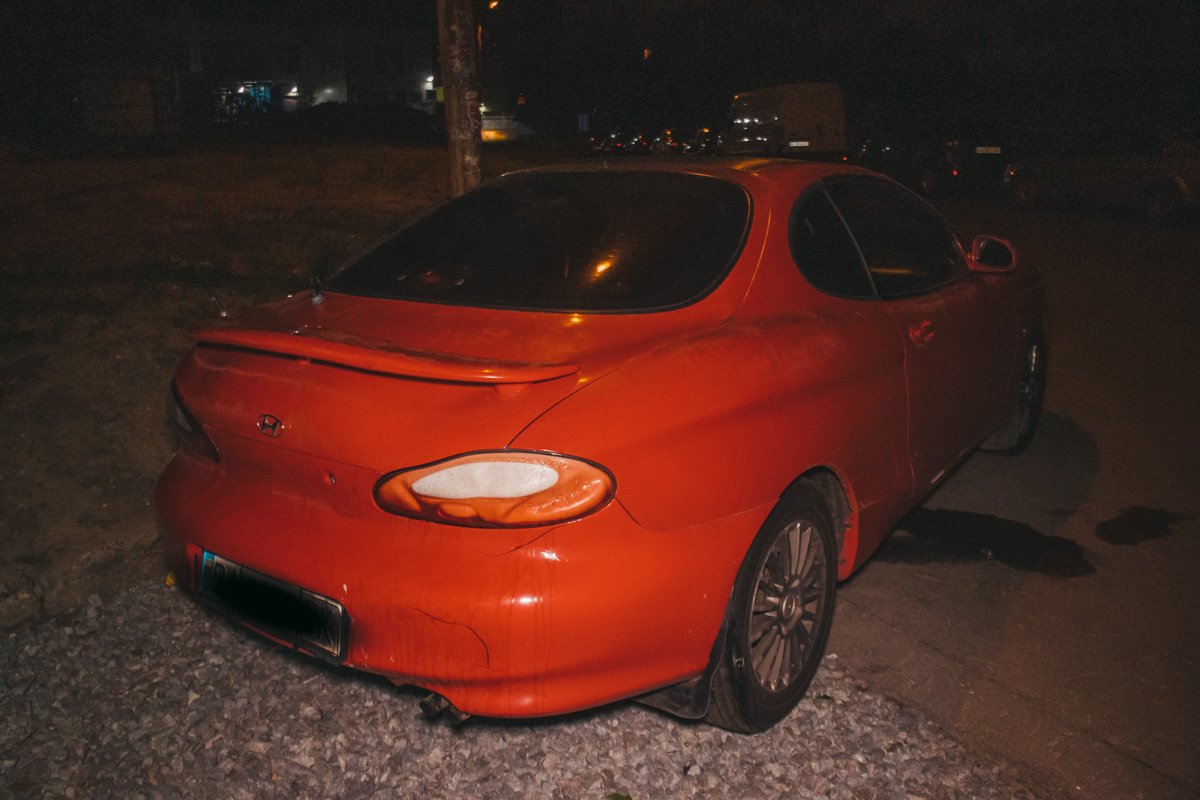 Огонь частично повредил соседнюю машину