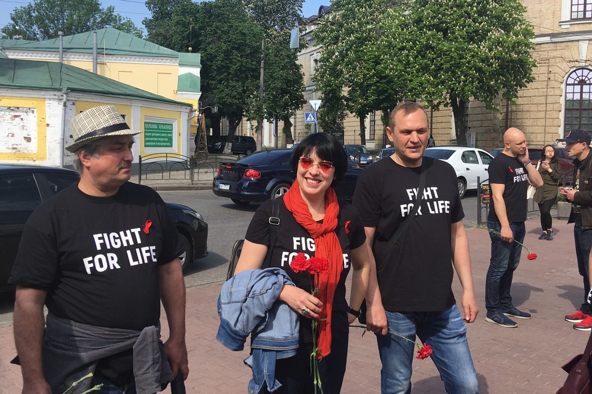 В рамках акции все желающие могли взять символическую упаковку лекарств от безразличия