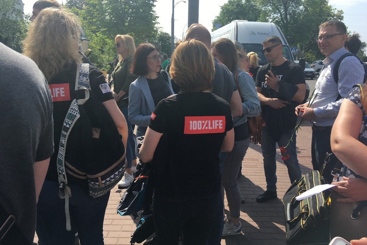 Хотя на самом деле настоящее лекарство от безразличия - это обсуждение проблемы СПИДа и способы лечения от этой страшной болезни