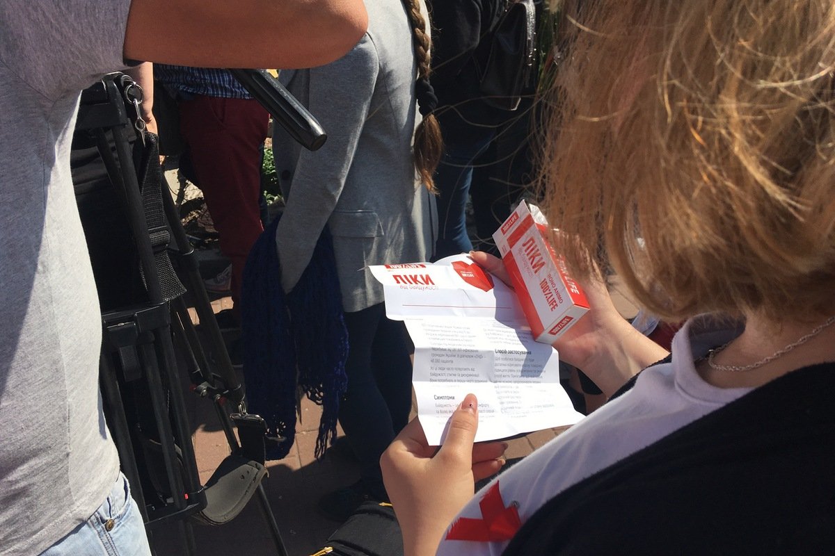 В коробке всех желающих ждали "лекарства" - символические сувениры в виде сердца, и инструкция по применению - брошюра о ситуации со СПИДом в Украине