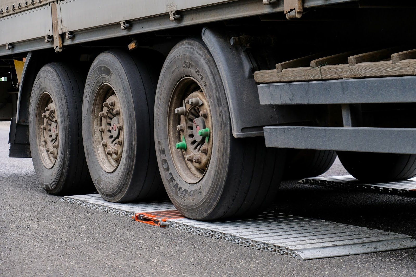 Миллион за два месяца: разрушителей дорог заставили заплатить 5