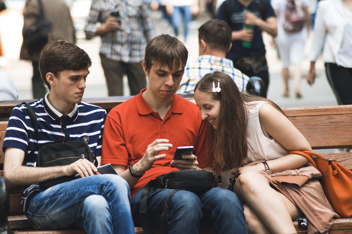 На экране телефона явно показывают что-то забавное На экране телефона явно показывают что-то забавное