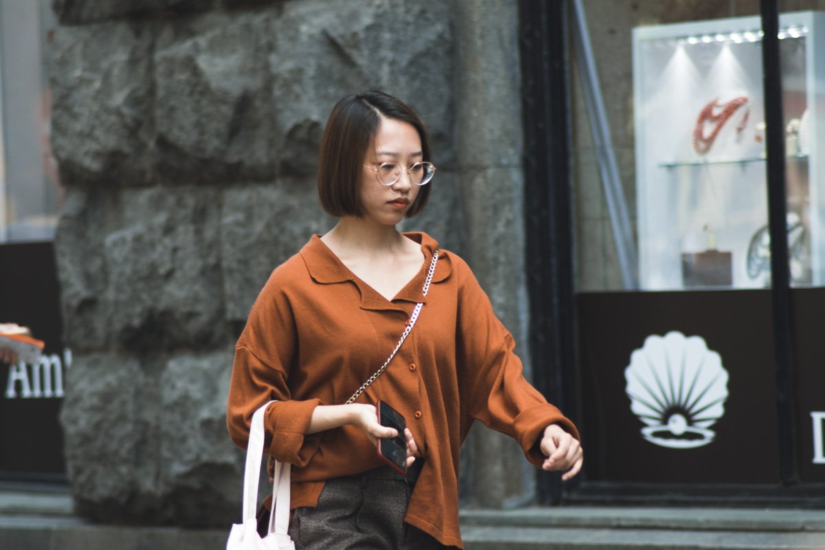 Плечи откинуты назад, походка свободная от бедра Плечи откинуты назад, походка свободная от бедра