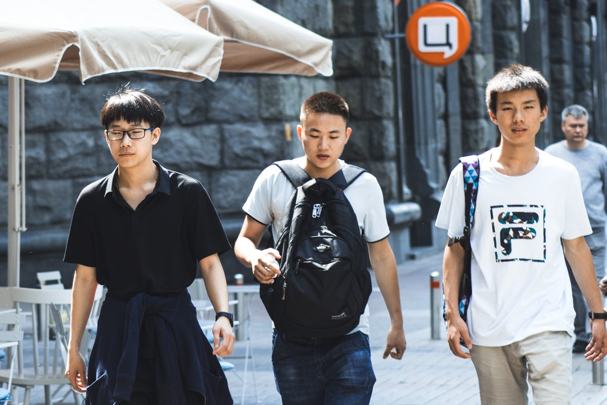 Парни спешат по делам Парни спешат по делам