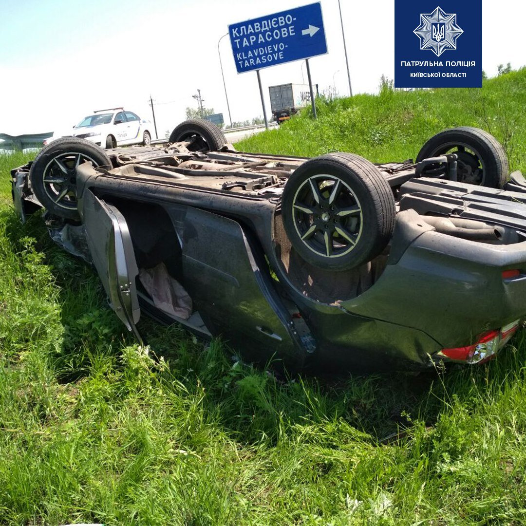 На трассе под Киевом произошло ДТП, в результате которого автомобиль Toyota Corolla перевернулся На трассе под Киевом произошло ДТП, в результате которого автомобиль Toyota Corolla перевернулся