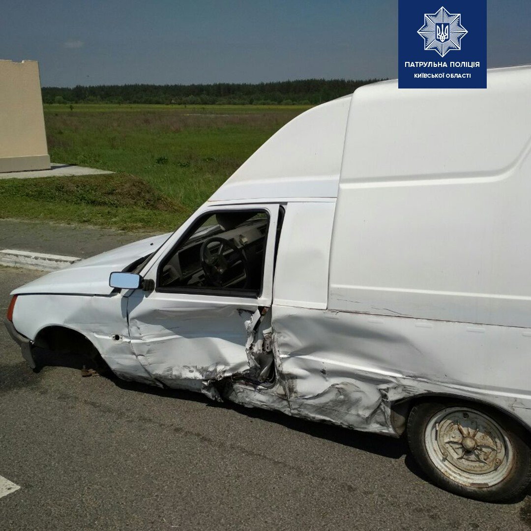 Вторым участником ДТП стал пикап ЗАЗ-11057, у которого серьезно пострадал левый бок Вторым участником ДТП стал пикап ЗАЗ-11057, у которого серьезно пострадал левый бок