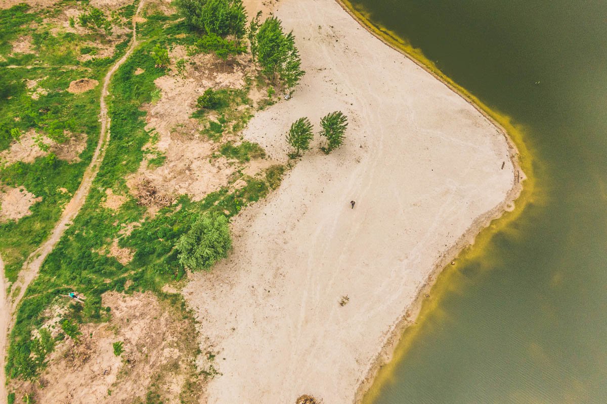 Однако начало уже положено - еще в прошлом году активисты устроили глобальную уборку побережья озер, убрав немало строительного мусора